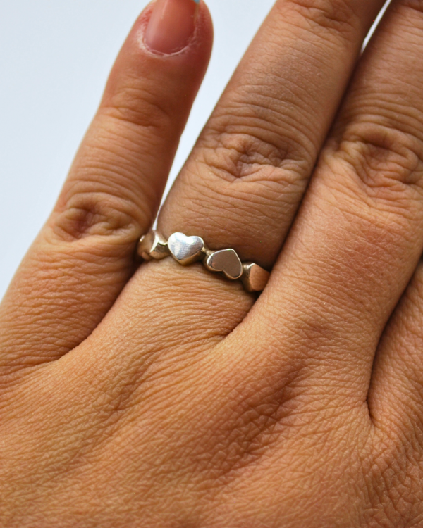 Anillo con corazones unidos