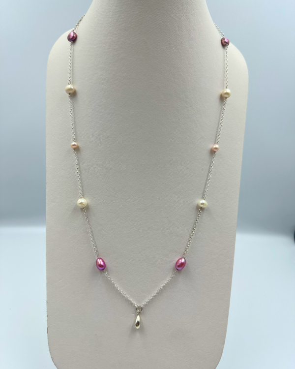 Collar de plata con perlas rosas y dije en forma de gota y aretes de perlas rosas
