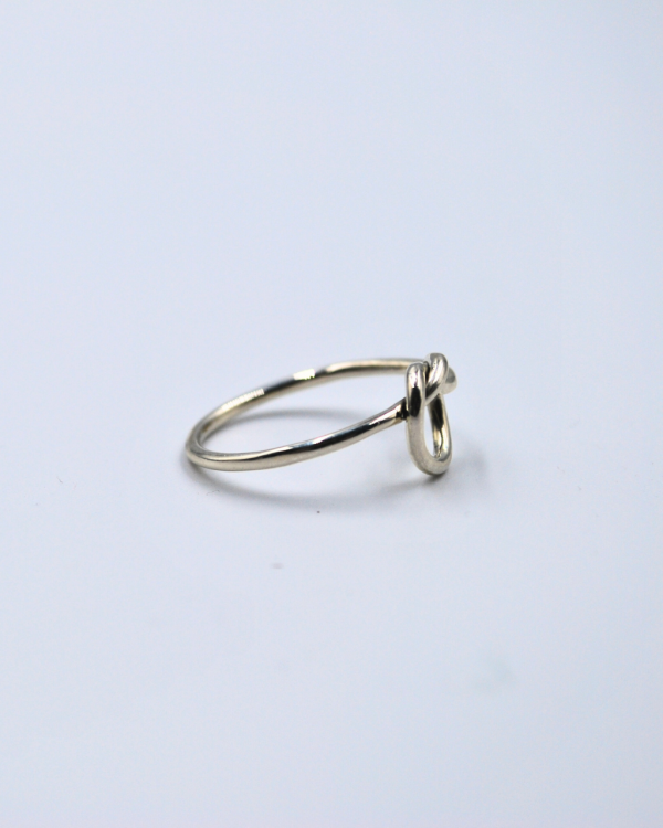 Anillo de corazón entrelazado