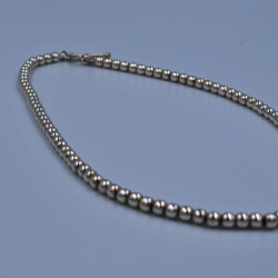 collar de plata con esferas finas