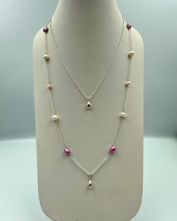 Collar de plata con perlas rosas y dije en forma de gota y aretes de perlas rosas