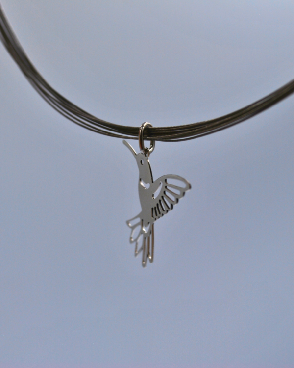 Dije de plata con forma de colibrí