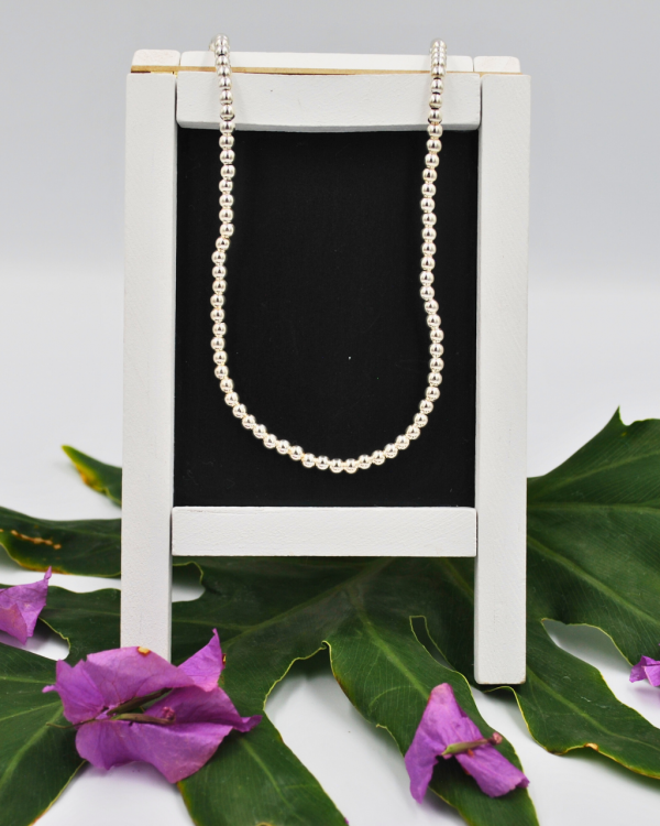 Collar con esferas de plata ajustable