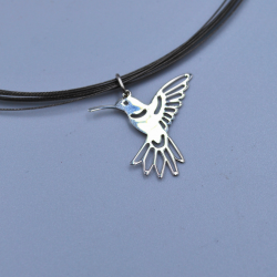 Dije de plata con forma de colibrí