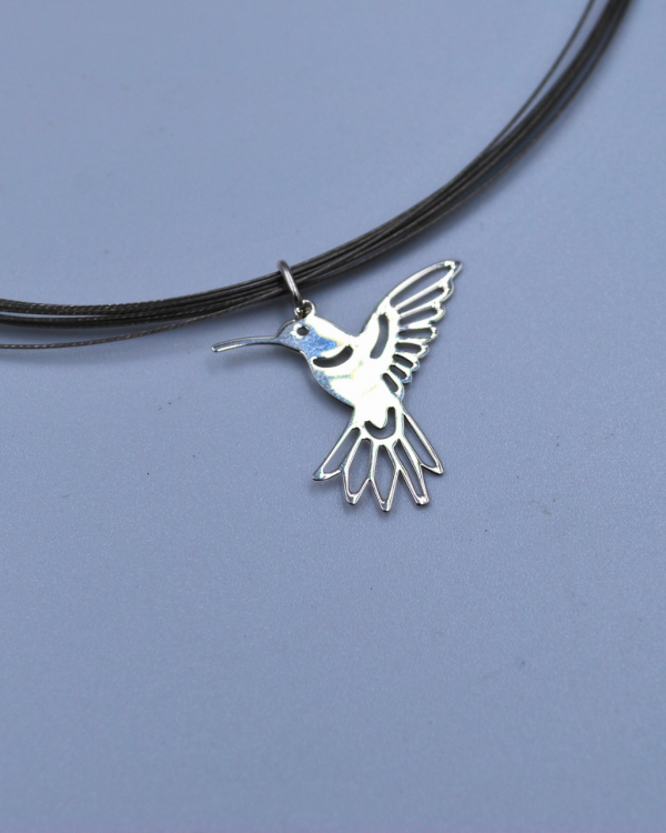 Dije de plata con forma de colibrí