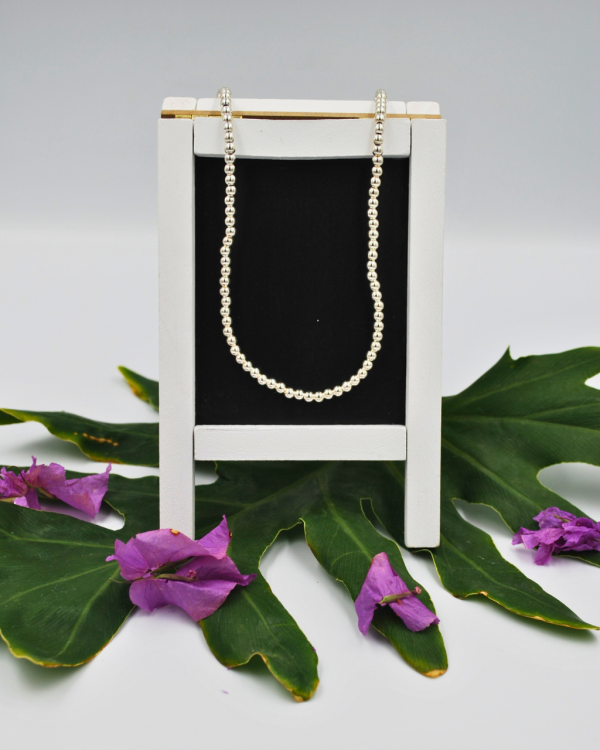 Collar con esferas de plata ajustable