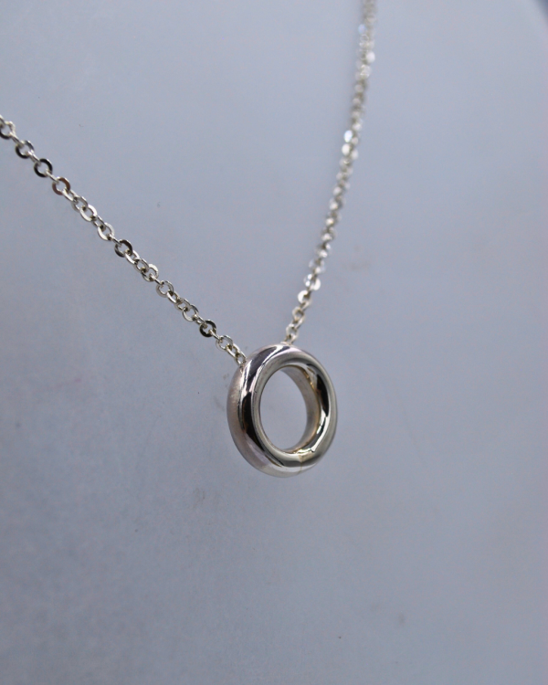 collar de plata con dije de dona