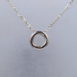 collar de plata con dije de dona
