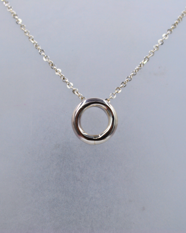 collar de plata con dije de dona