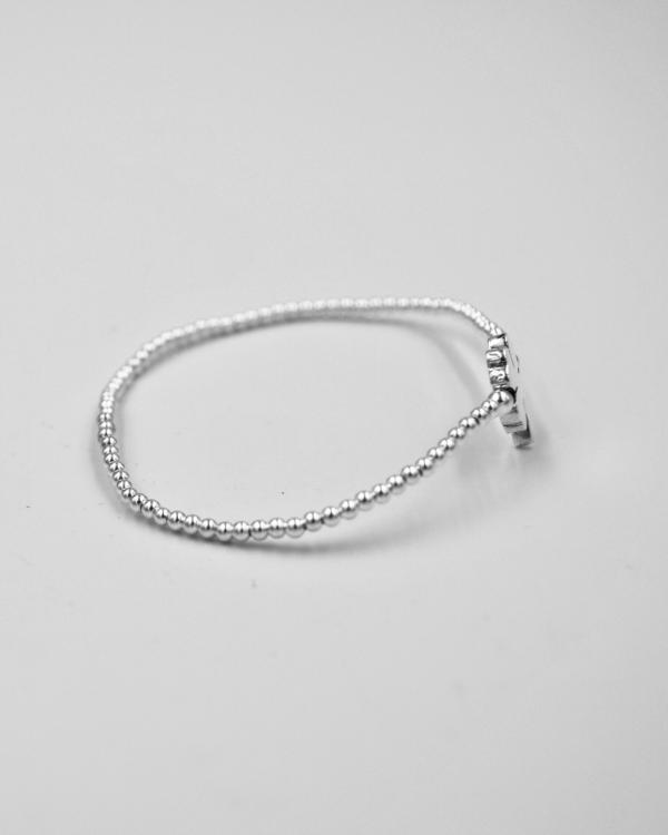 Pulsera elastica de bolitas de plata con trebol - Imagen 3