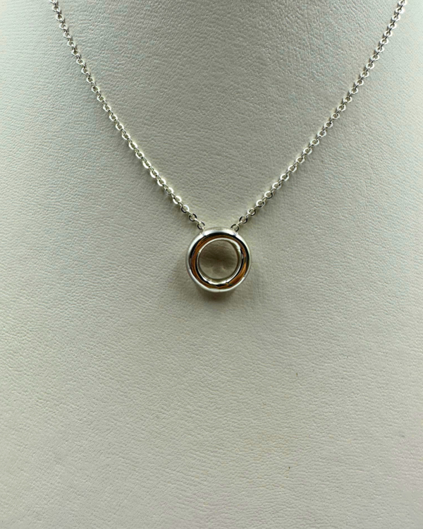 collar de plata con dije de dona
