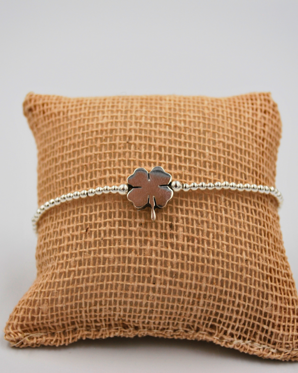 Pulsera elastica de bolitas de plata con trebol - Imagen 4