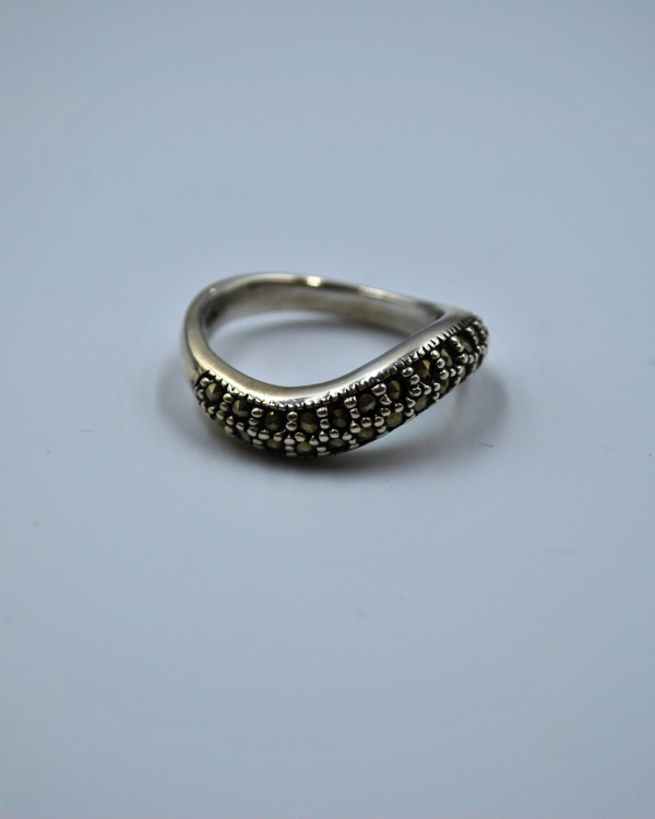 Anillo negro con circonias - Imagen 2