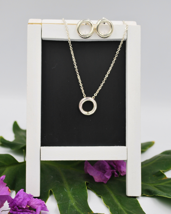 collar de plata con dije de dona