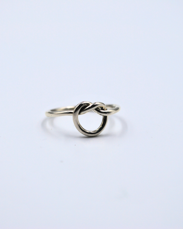 Anillo de corazón entrelazado