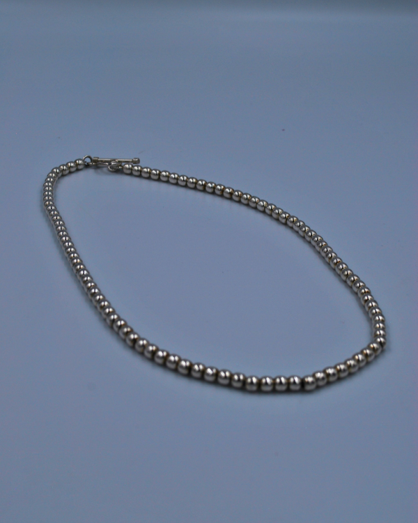 collar de plata con esferas finas
