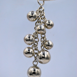 Dije con esferas de plata de distintos tamaños