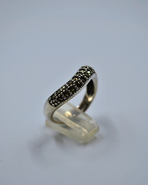 Anillo negro con circonias - Imagen 3