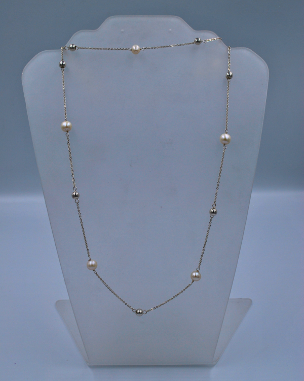 Collar de plata con esferas de plata y perlas