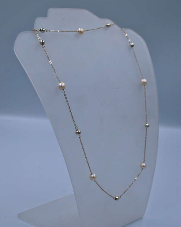 Collar de plata con esferas de plata y perlas