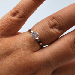 Anillo de circonia en V