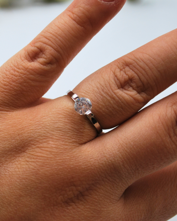 Anillo de circonia en V