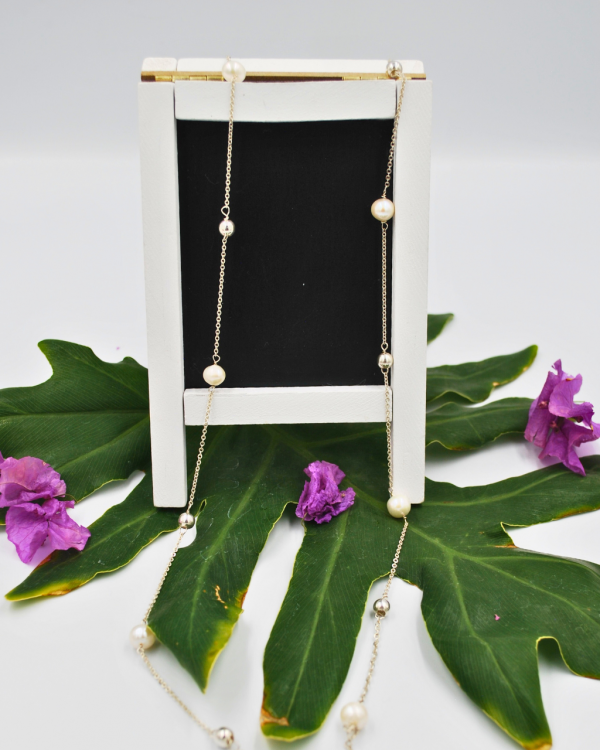 Collar de plata con esferas de plata y perlas