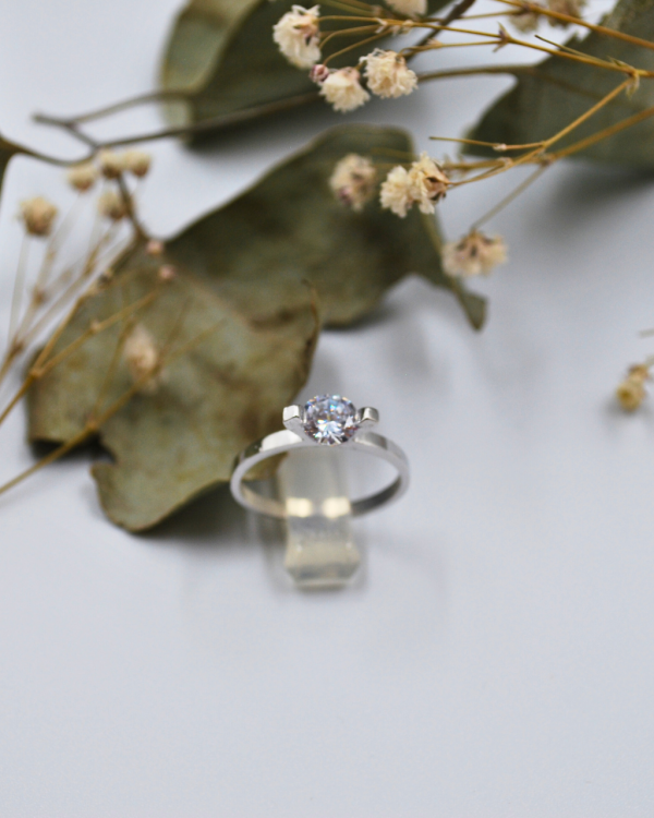 Anillo de circonia en V - Imagen 3
