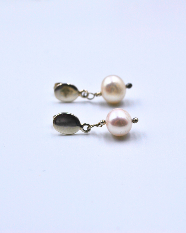 Arete de perla colgante con base plata - Imagen 2