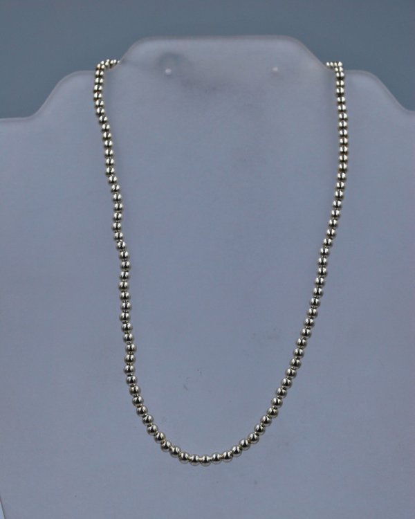collar de plata con esferas finas