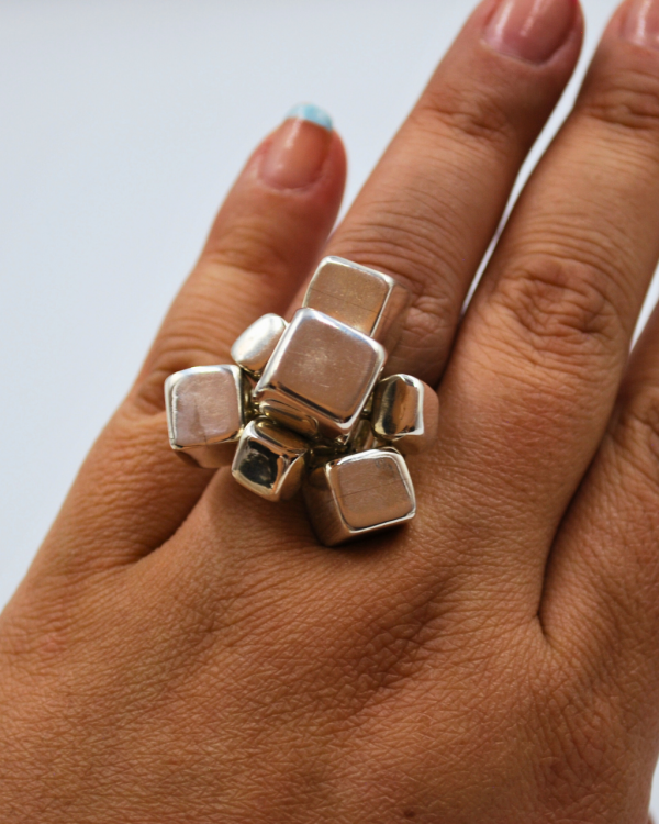 Anillo racimo cubos