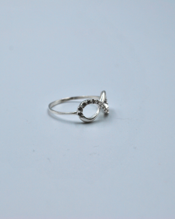 Anillo de plata con forma de infinito con circonias