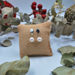 Arete de perla colgante con base plata