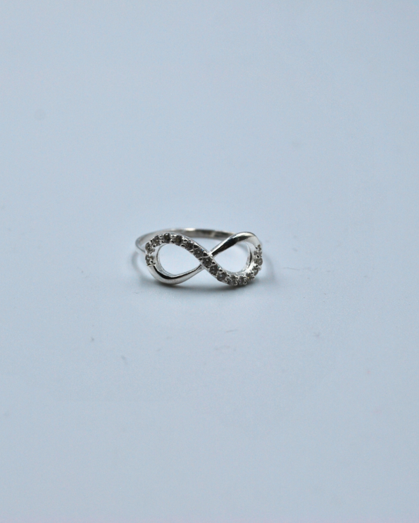 Anillo de plata con forma de infinito con circonias