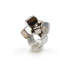 Anillo racimo cubos