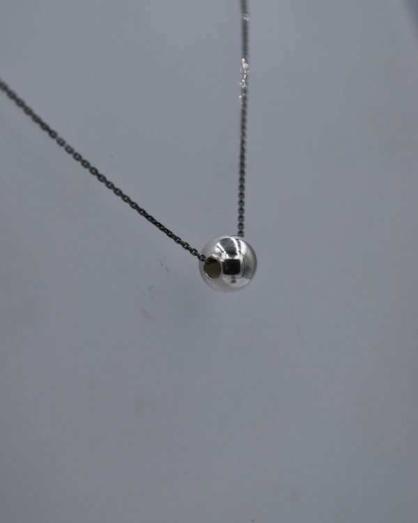 Collar de plata negra con dije esfera de plata