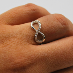 Anillo de plata con forma de infinito con circonias
