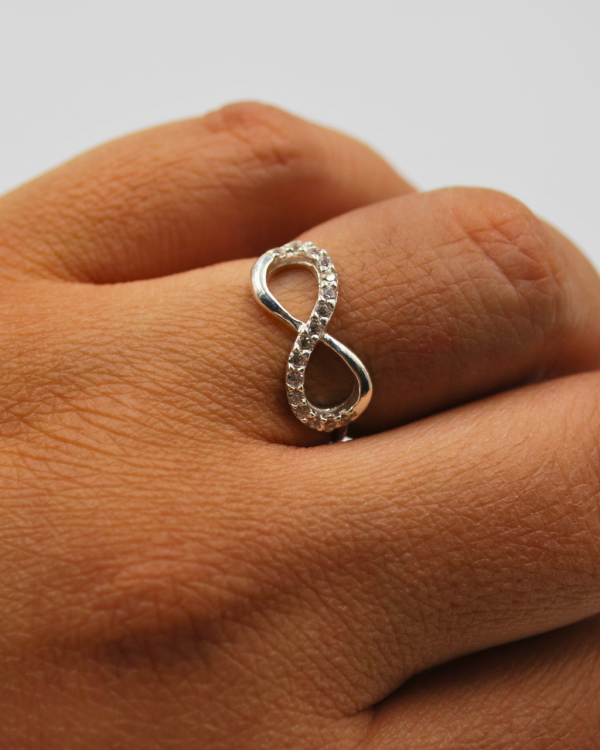 Anillo de plata con forma de infinito con circonias