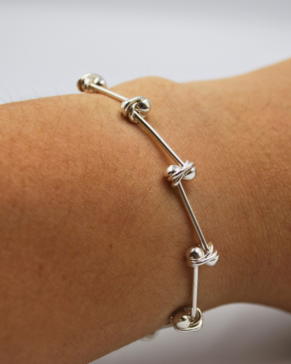 Pulsera clavo nudo