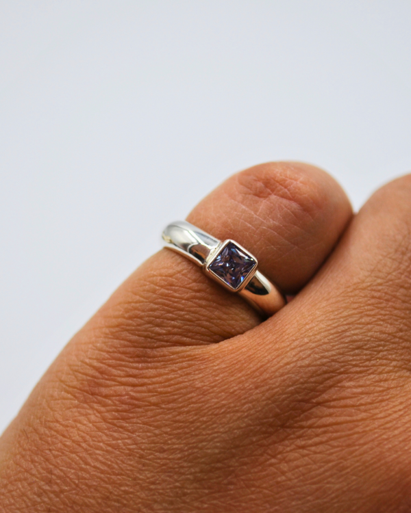 Anillo sencillo con cristal morado - Imagen 2