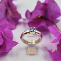 Anillo sencillo con cristal morado