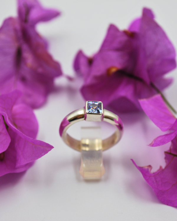 Anillo sencillo con cristal morado