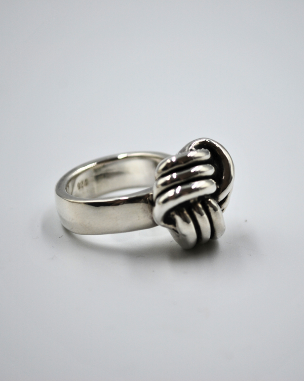 Anillo nudo bola arriba