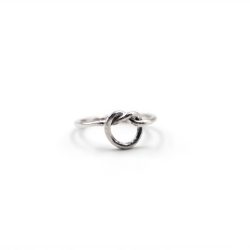 Anillo de corazón entrelazado