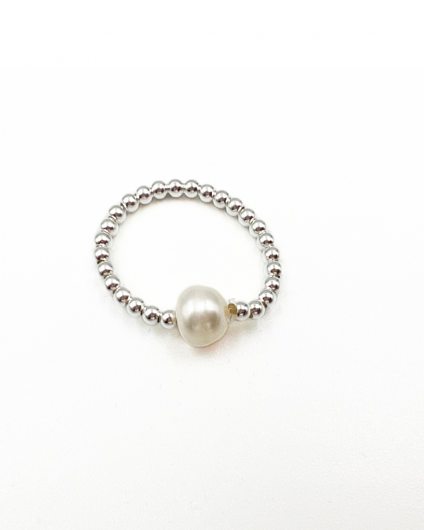 Anillo con esferas de plata y una perla