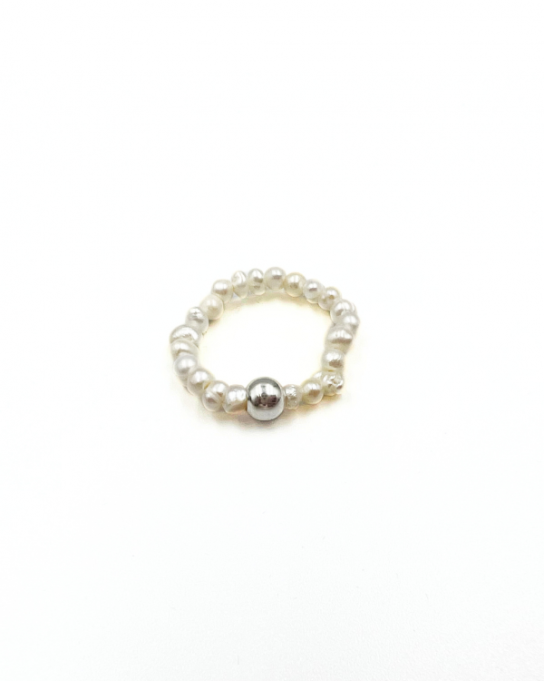 Anillo elástico con perlas de río y plata