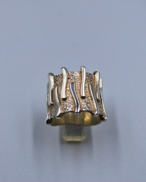 Anillo de plata martillada