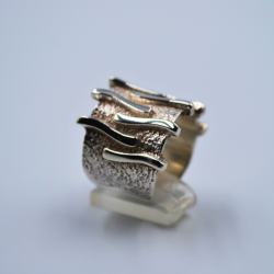Anillo de plata martillada