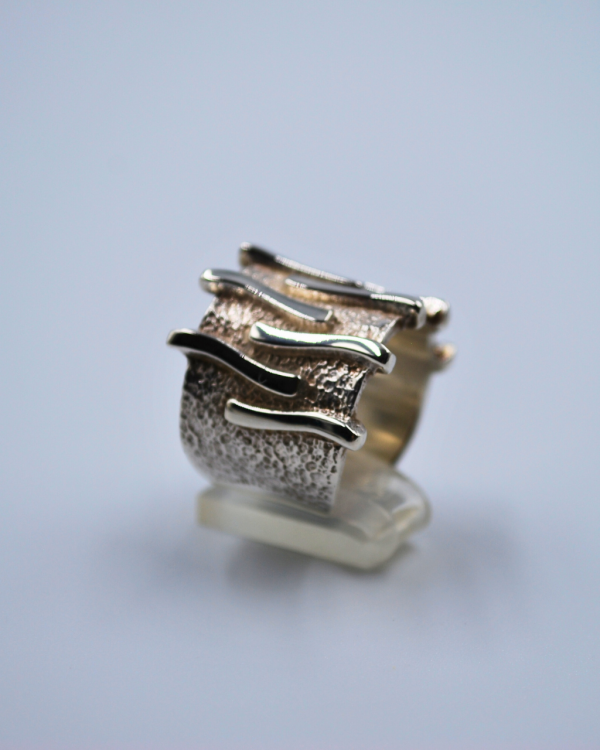 Anillo de plata martillada