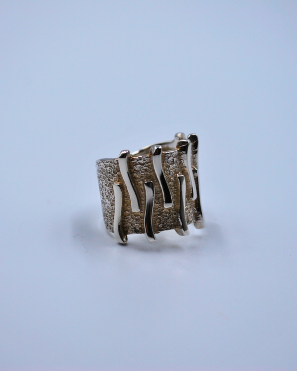 Anillo de plata martillada